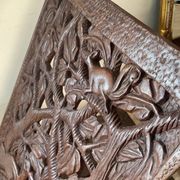 Chaise vintage à palabre en bois sculpté