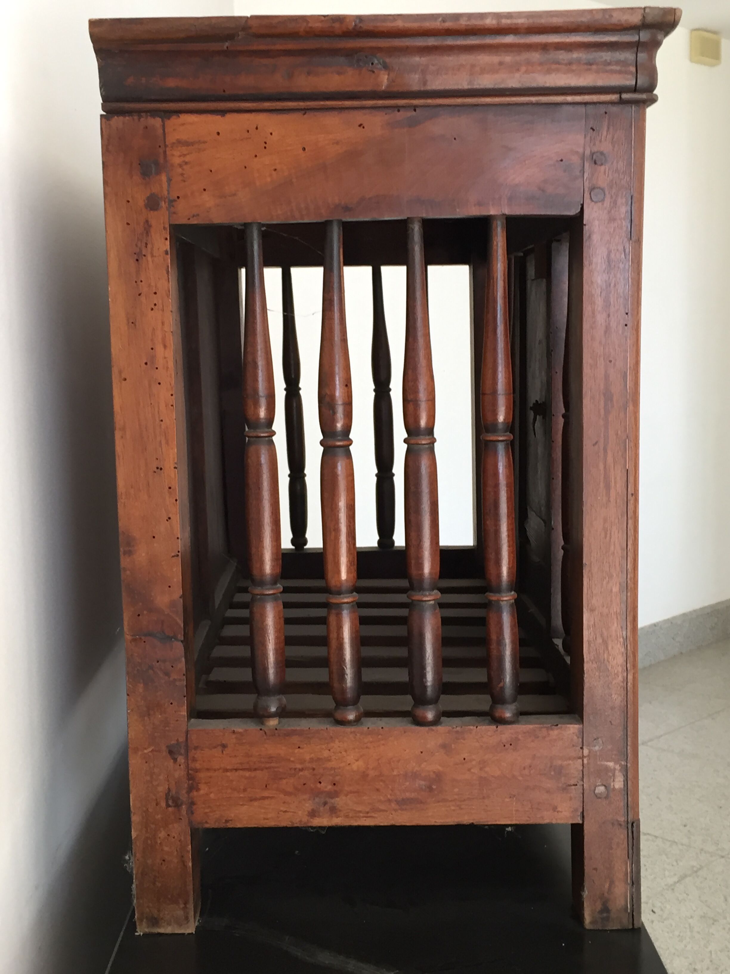 Provençal walnut panetière