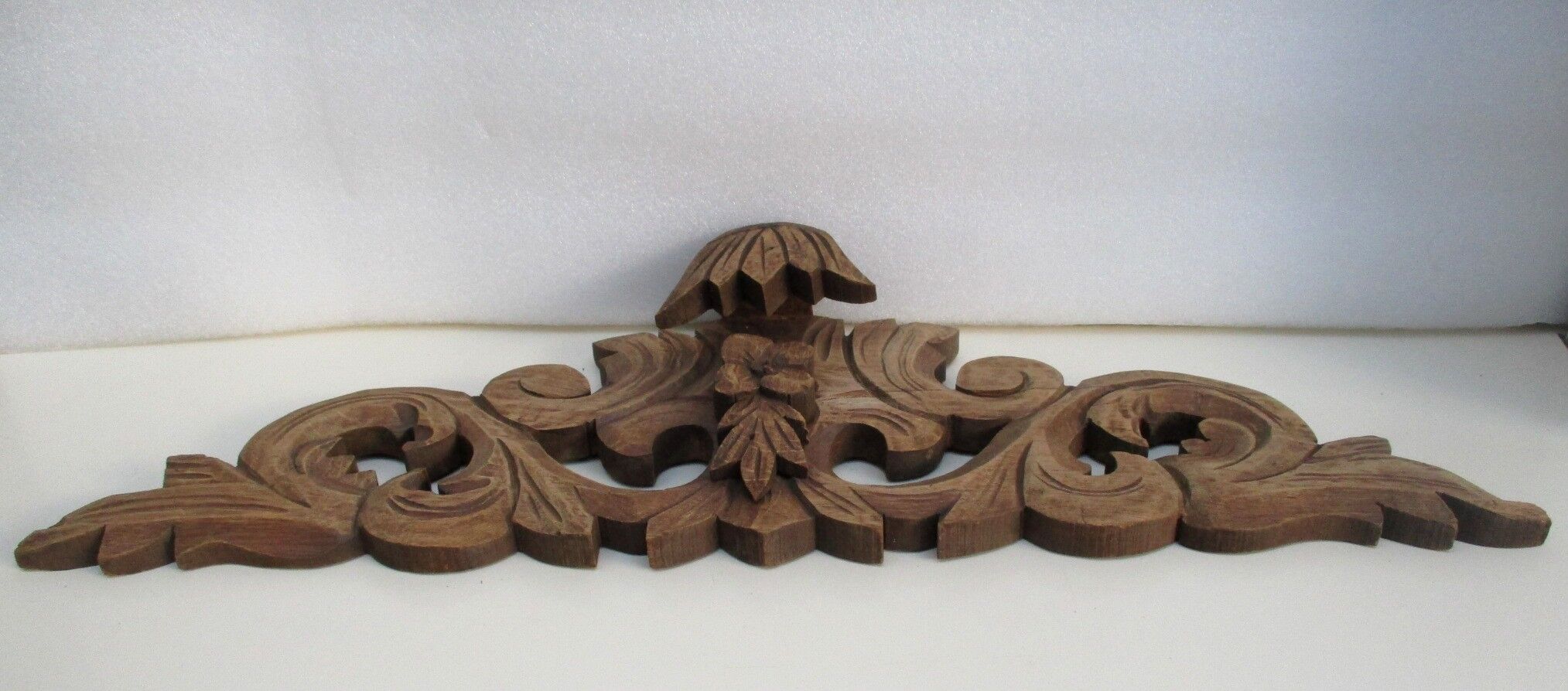 Fronton en bois sculpté