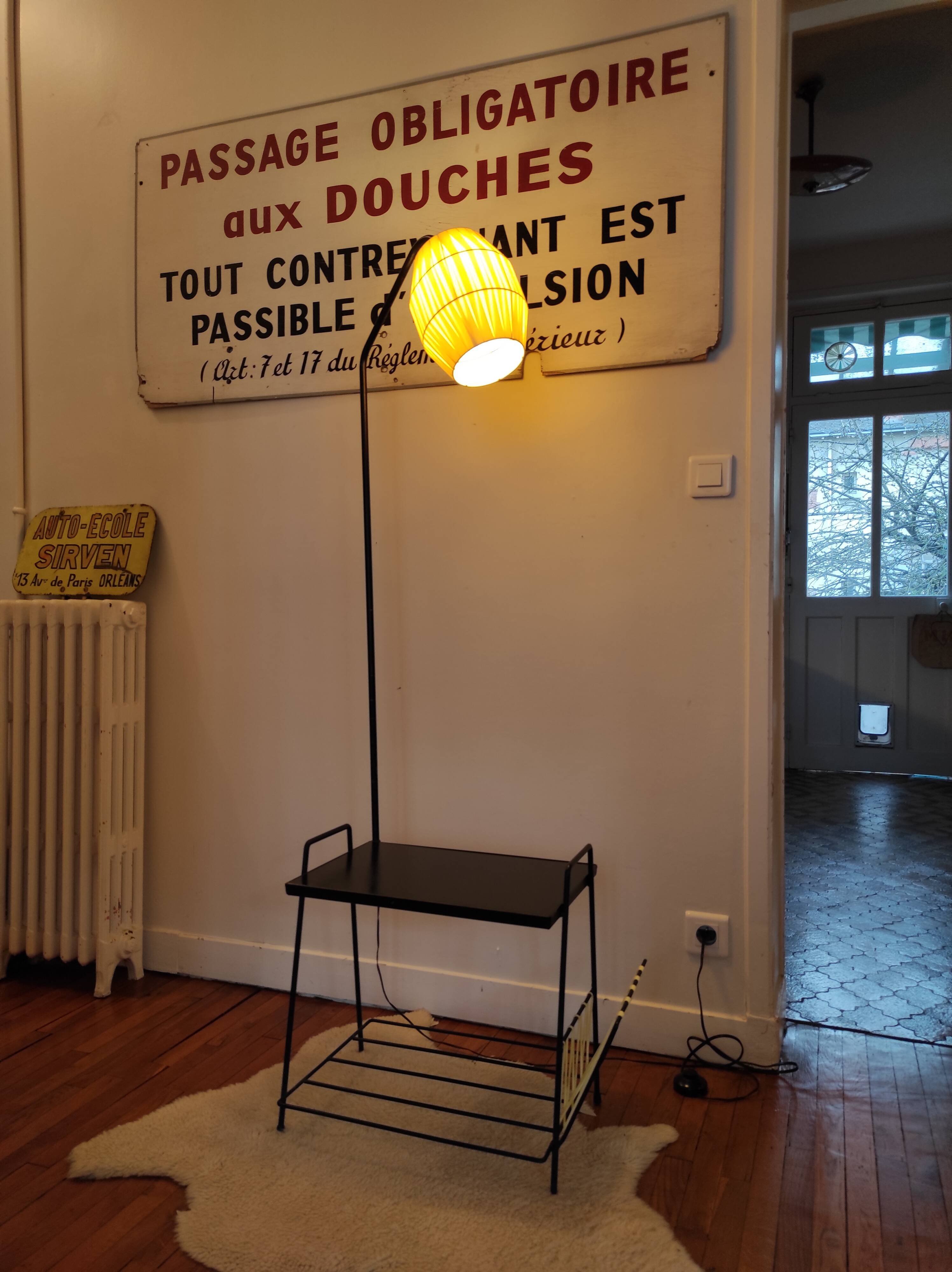 Lampadaire porte-revues