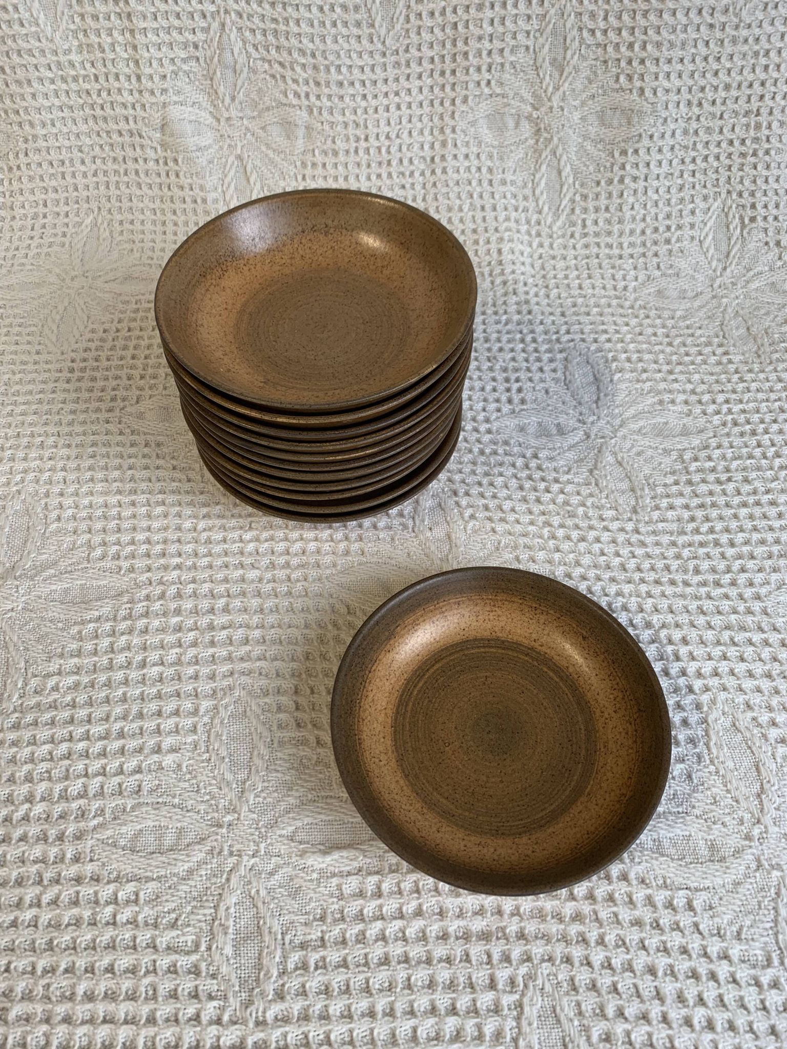 6 assiettes creuses en grès émaillé marron Longchamp, années 1970