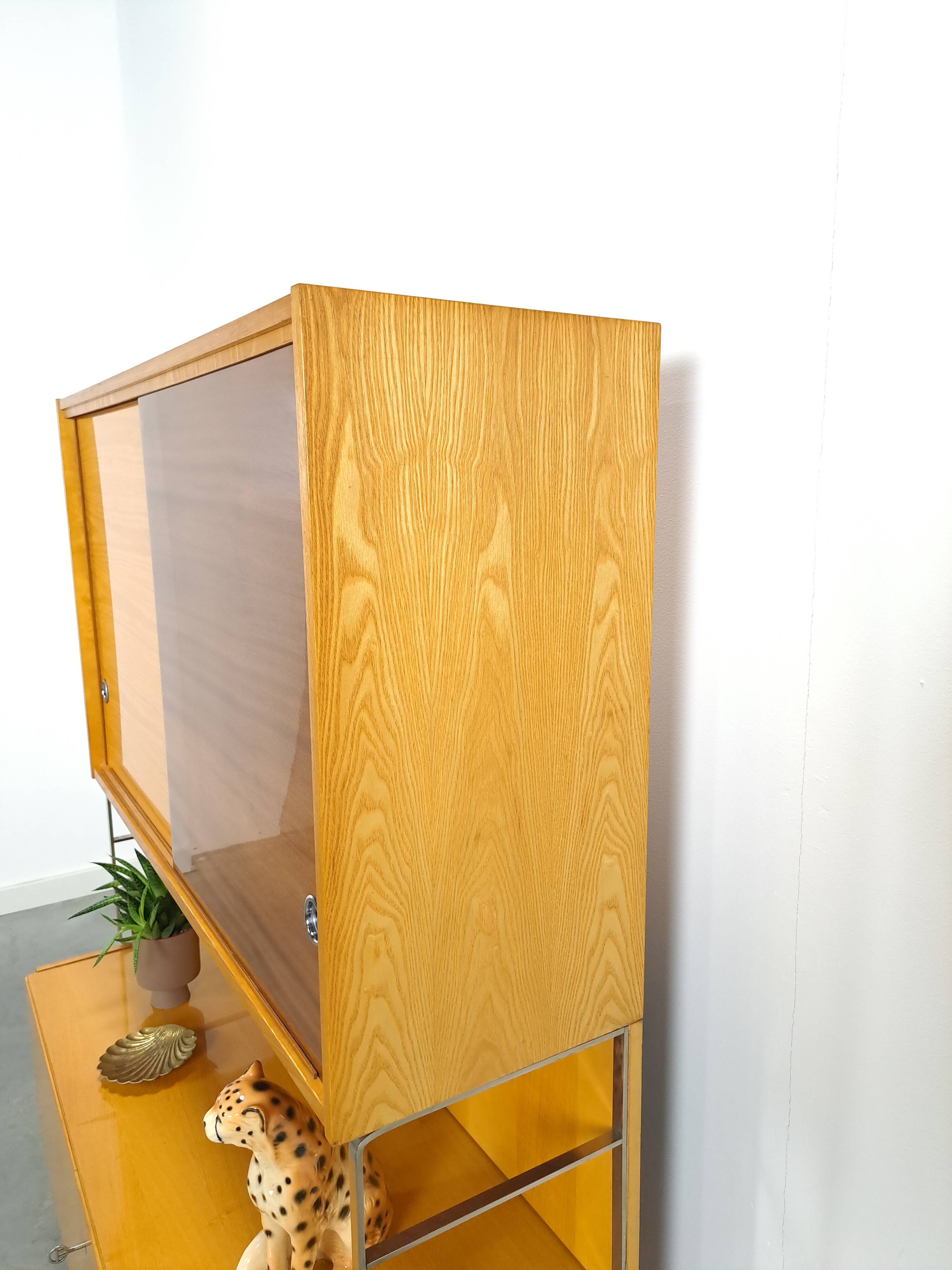 Jitona design vitrinekast met 2 kleuren fineer en schuifdeuren