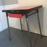 Table en formica rouge