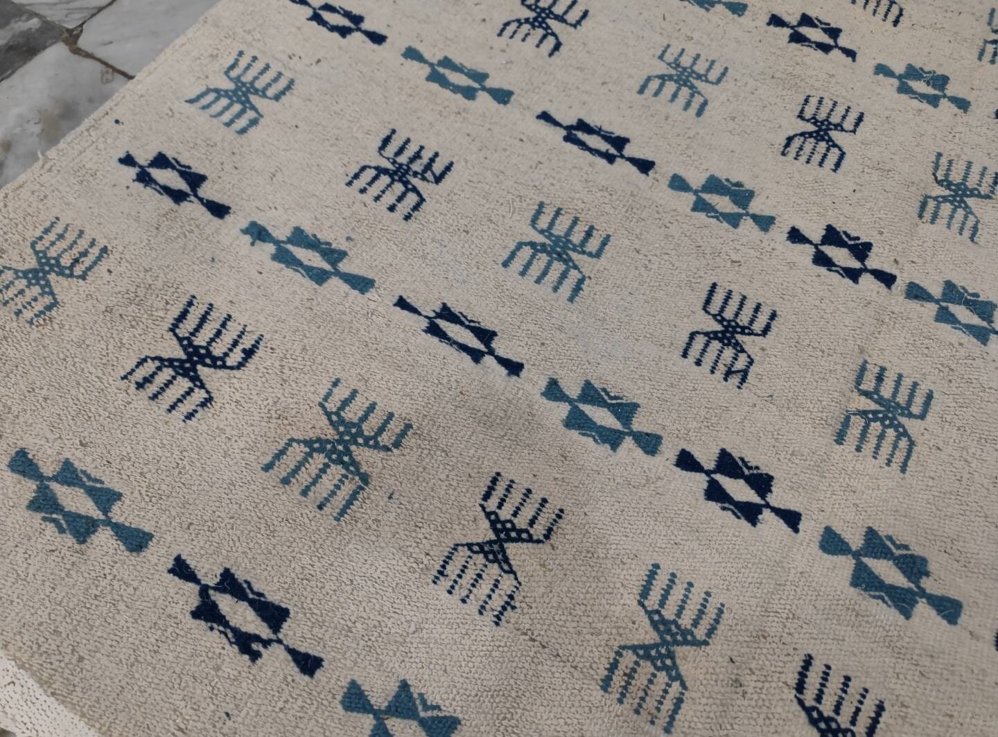 White and blue rug with Berber patterns, hand-woven in natural wool