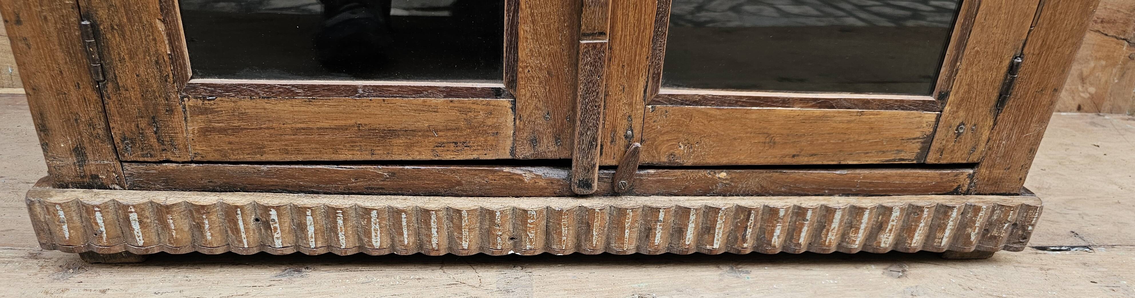 Ancien cabinet vitré en teck birman