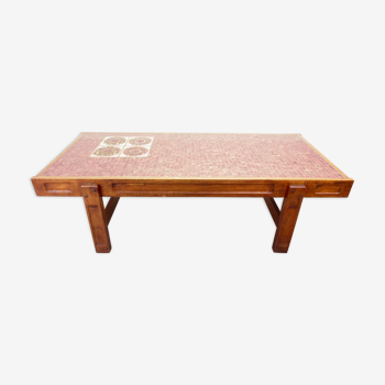 Table basse en mosaïque rouge par Juliette Belarti