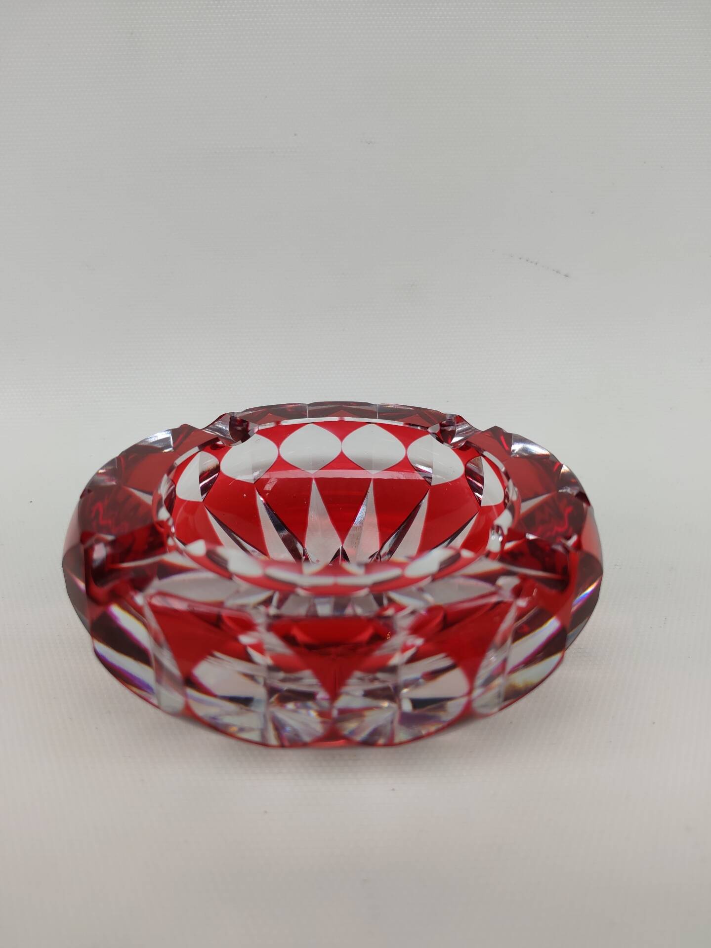Magnificent crystal ashtray from Lorraine, ruby colour.