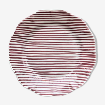 Fine burgundy striped plate 25cm