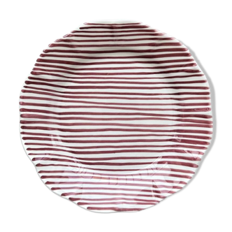 Fine burgundy striped plate 25cm