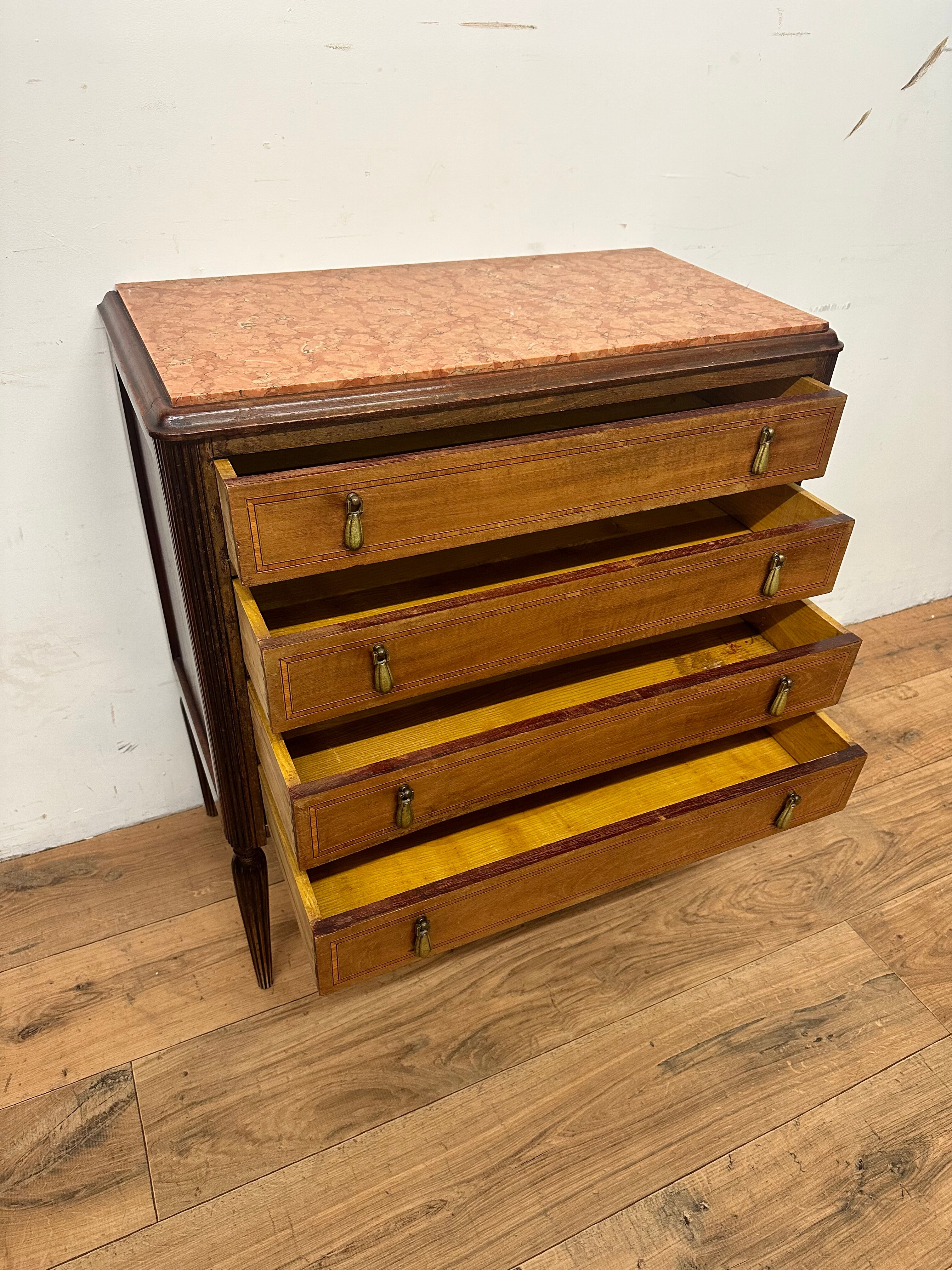 Commode de style louis XVI