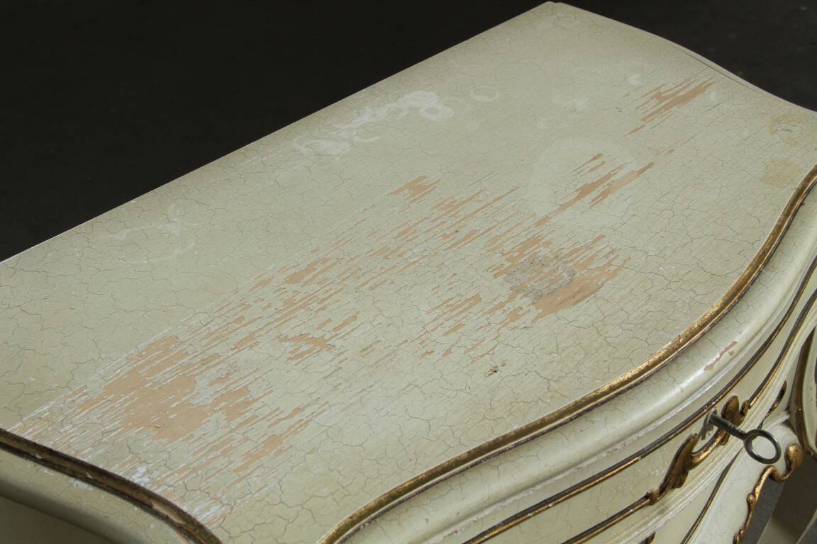 Vintage pair of 20th century Venetian Baroque style nightstands in painted wood