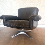 Set of 2 leather swivel lounge chairs De Sede DS-31