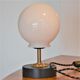 Lampe à poser globe vintage blanc, finitions noir et or