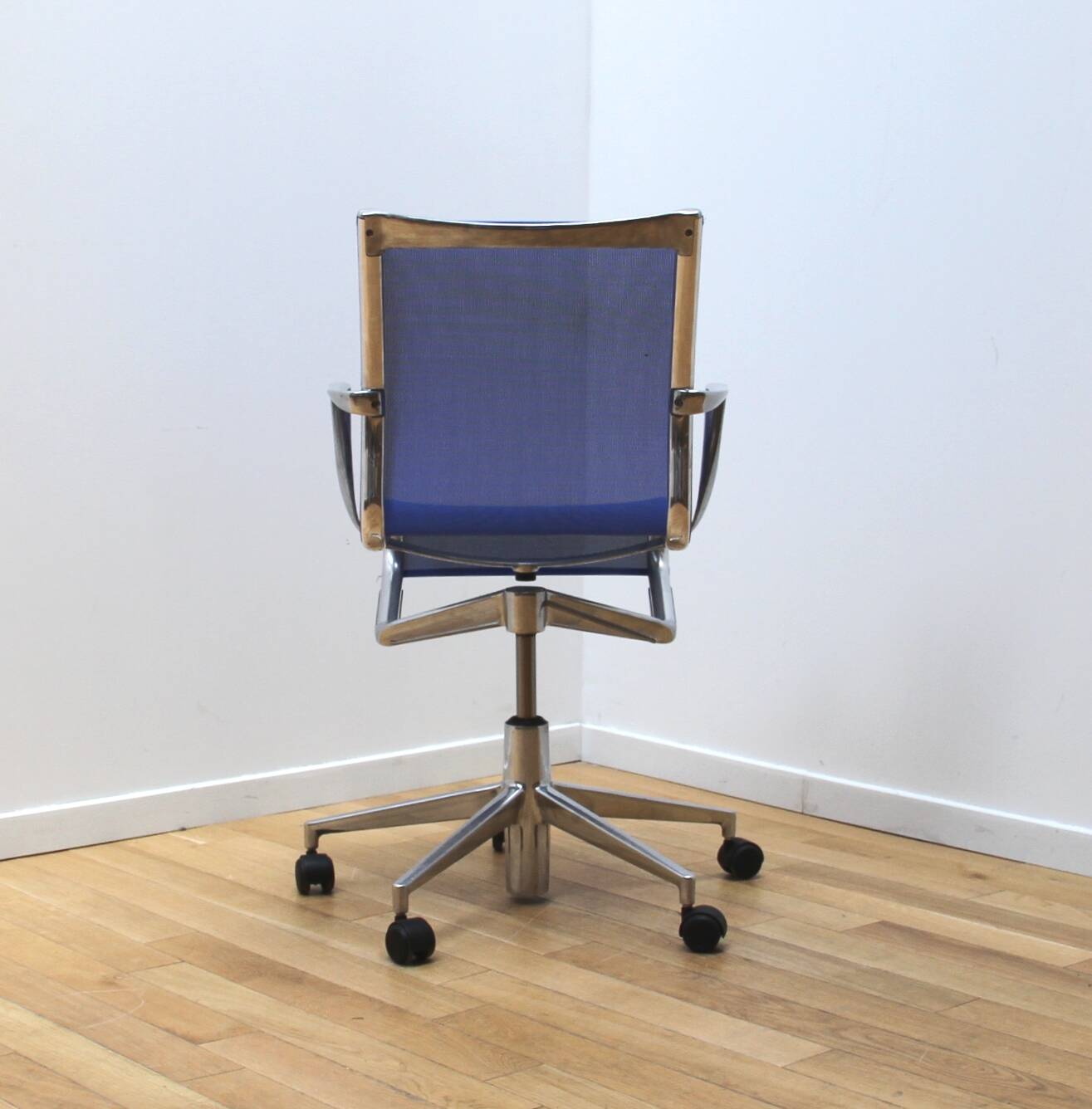 Suite of 8 RollingFrame office chairs, Alias