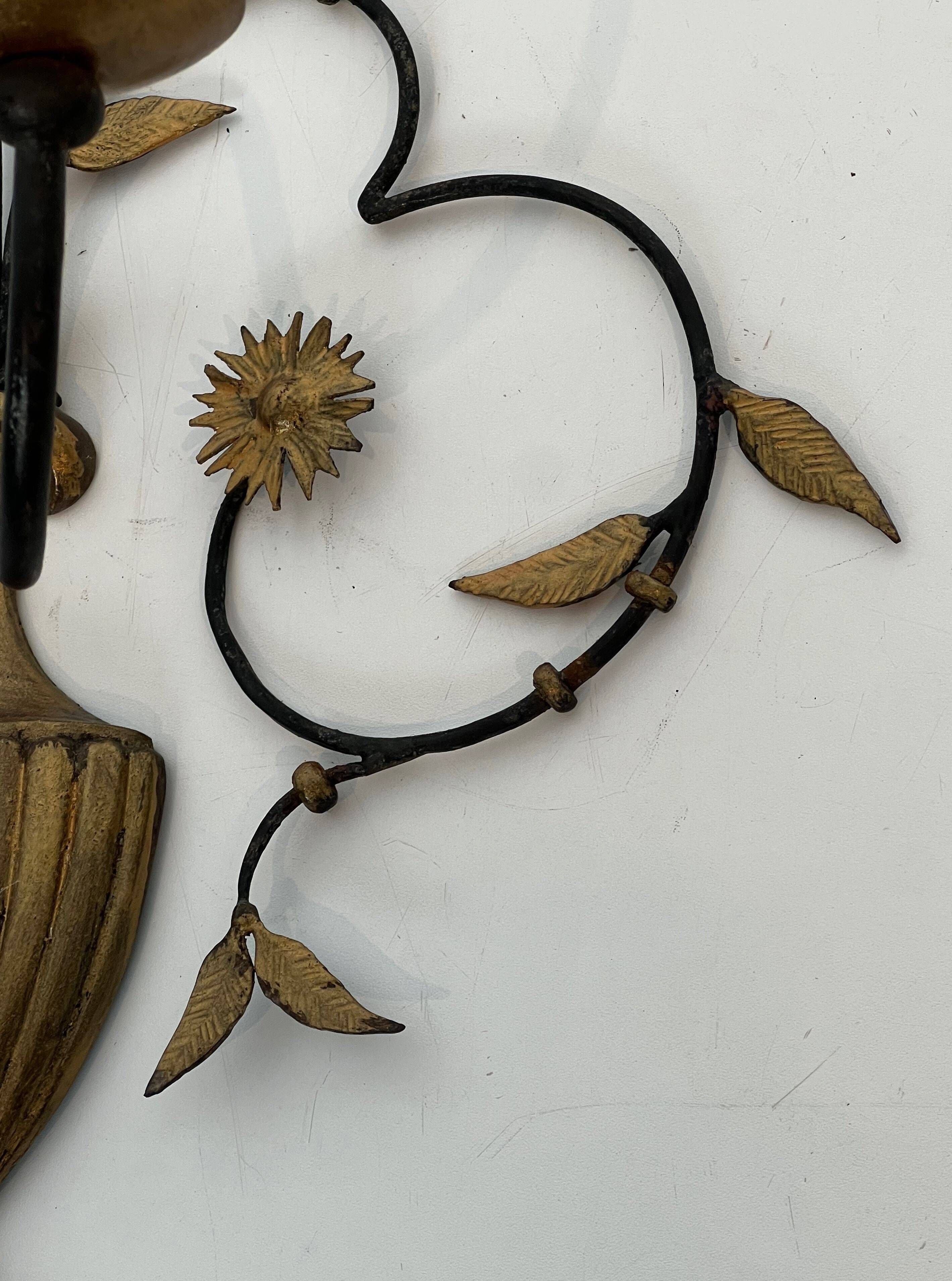 Paire d'appliques en fer forgé et doré représentant un bouquet de fleurs