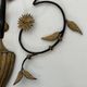 Paire d'appliques en fer forgé et doré représentant un bouquet de fleurs