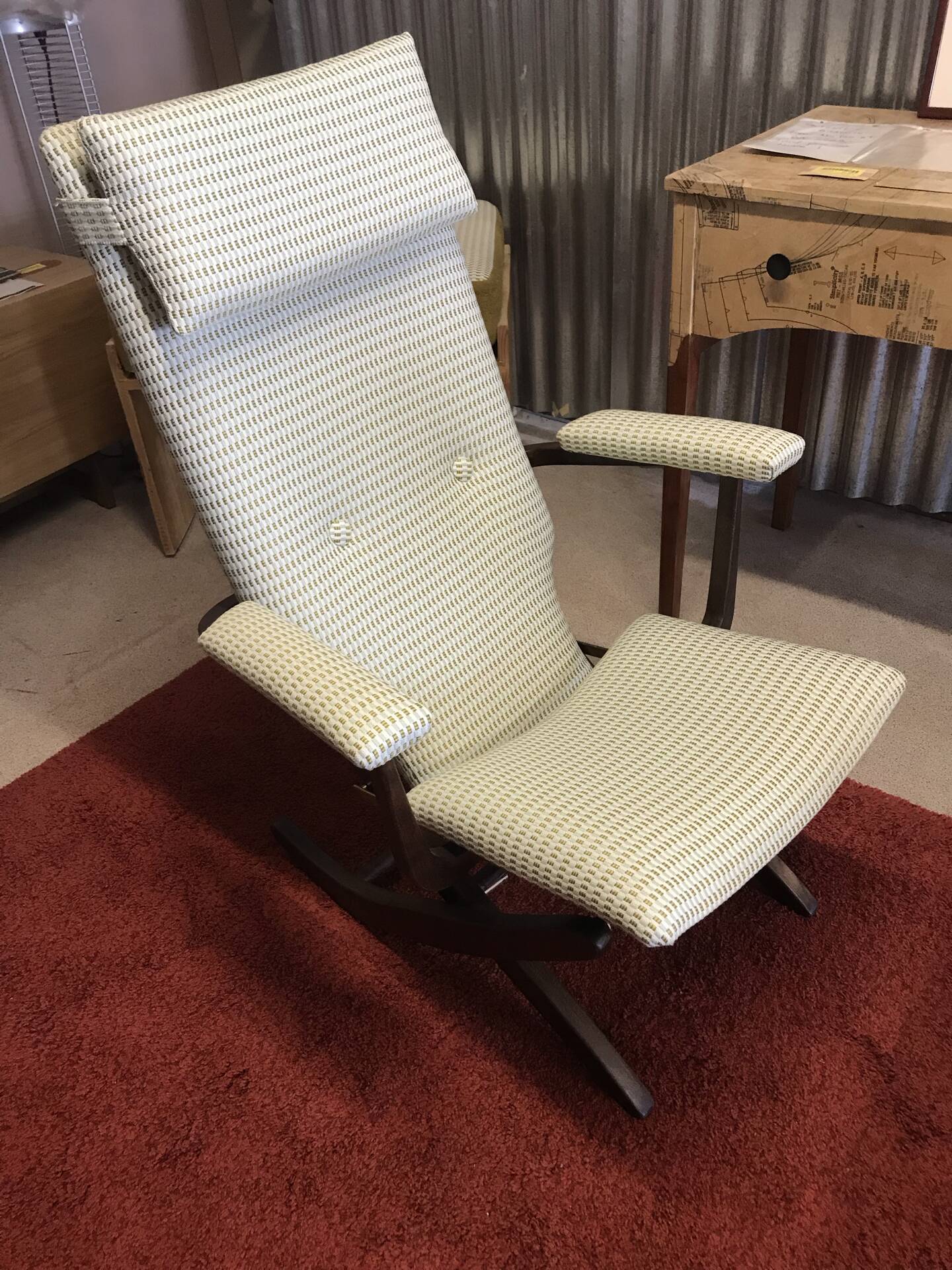 Rocking lounge chair made of fabric suitable for outdoor use.