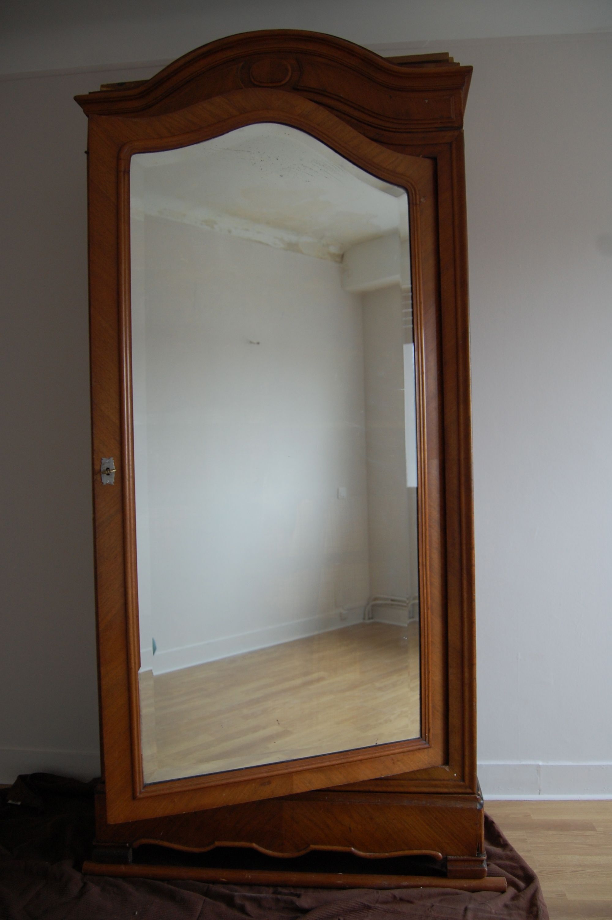 Hat gendarme armoire