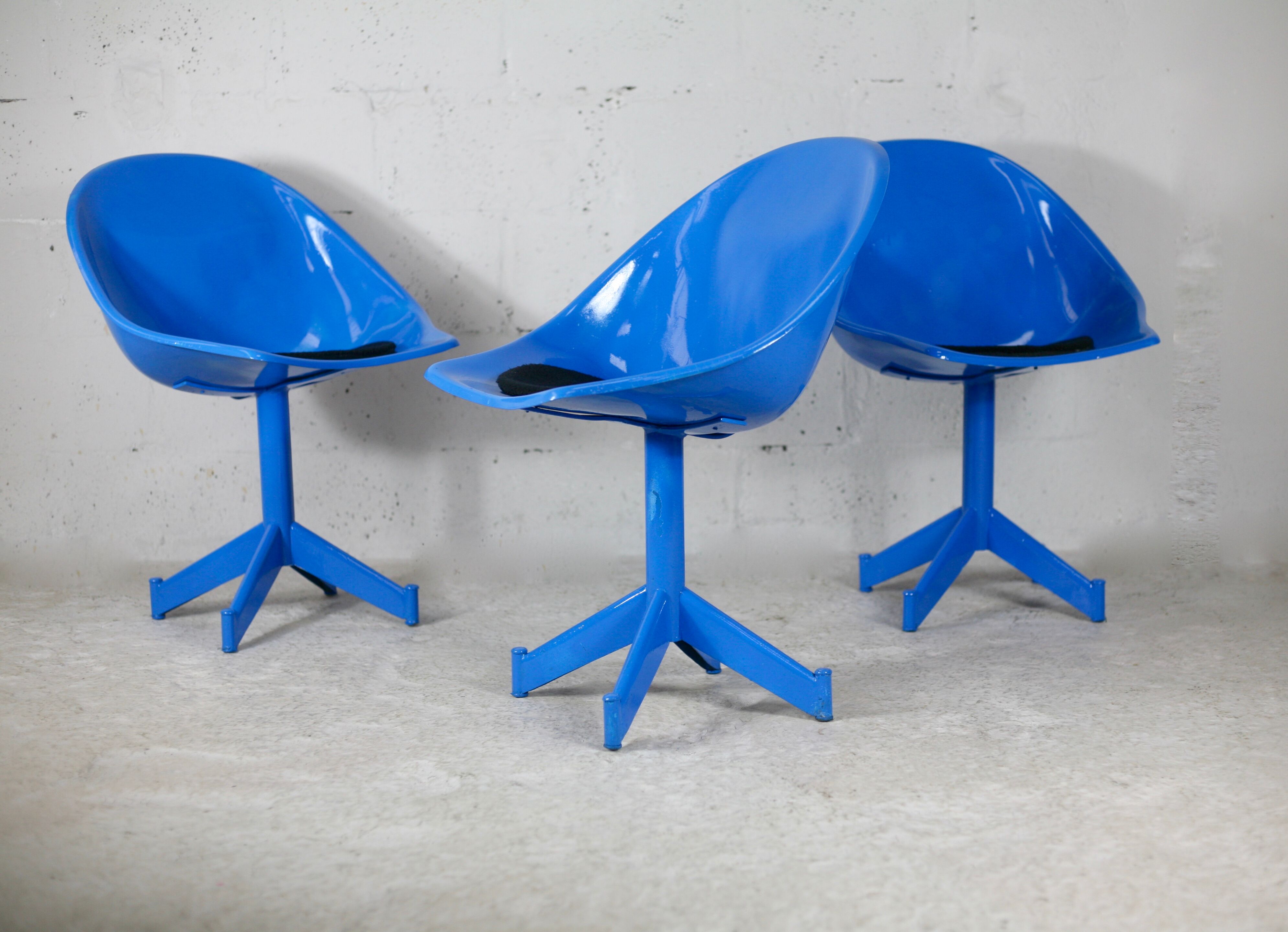 3 chairs "space Age", resin and steel, France, circa 1970.