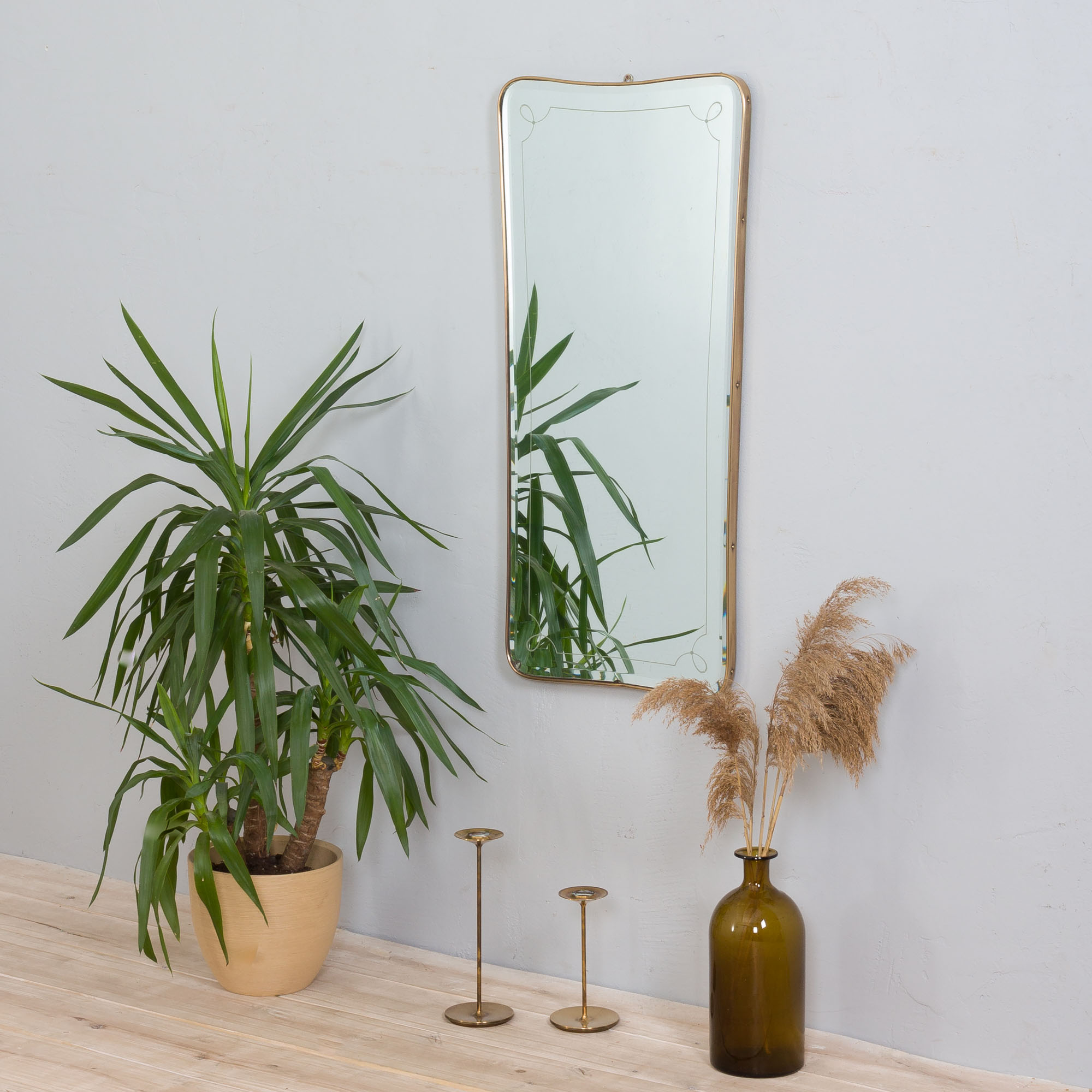 Miroir en laiton du milieu du siècle avec bords biseautés, années 1950 - 114x56cm