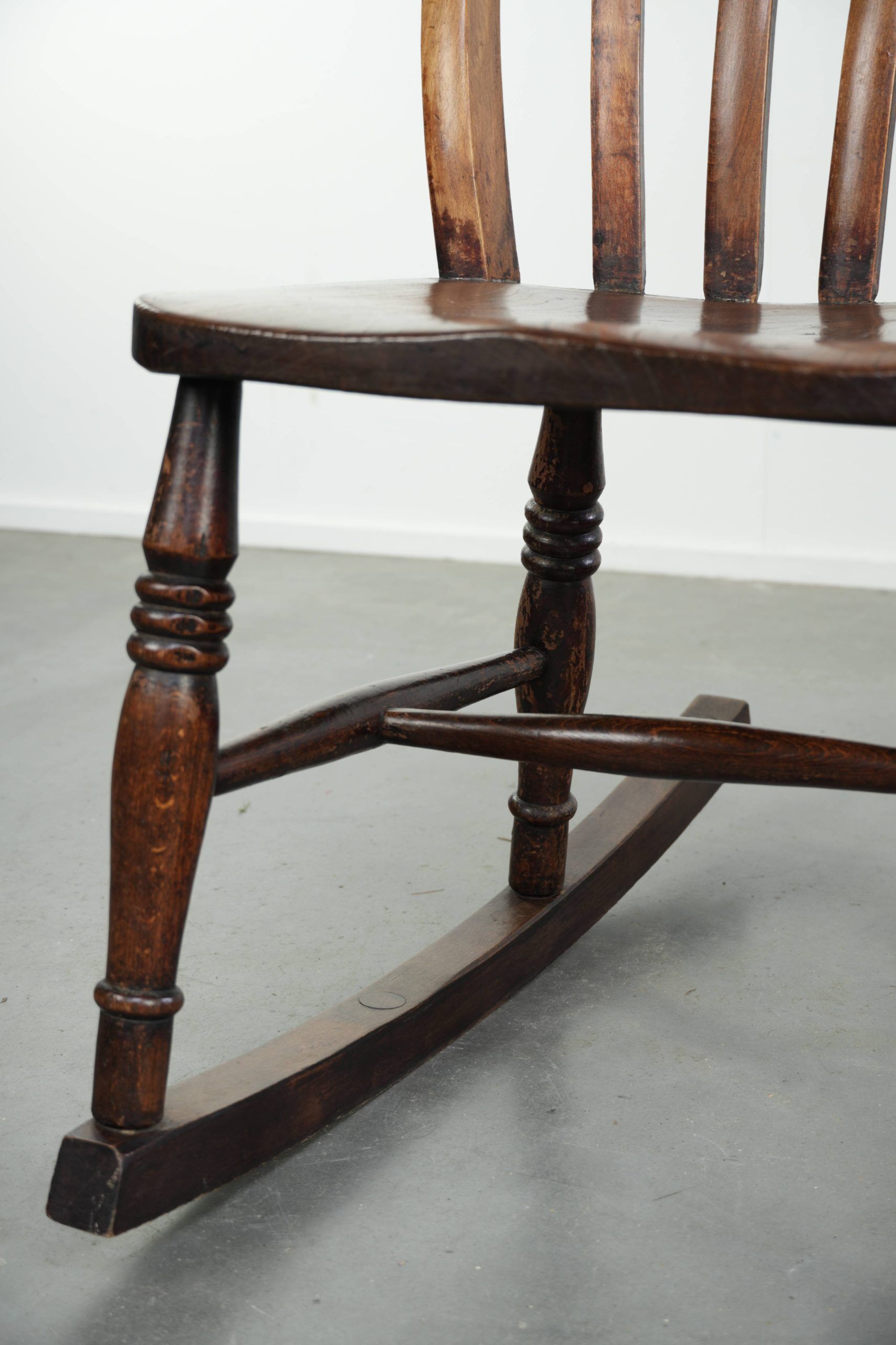 Chaise berçante Windsor en chêne anglais du début du 19e siècle.