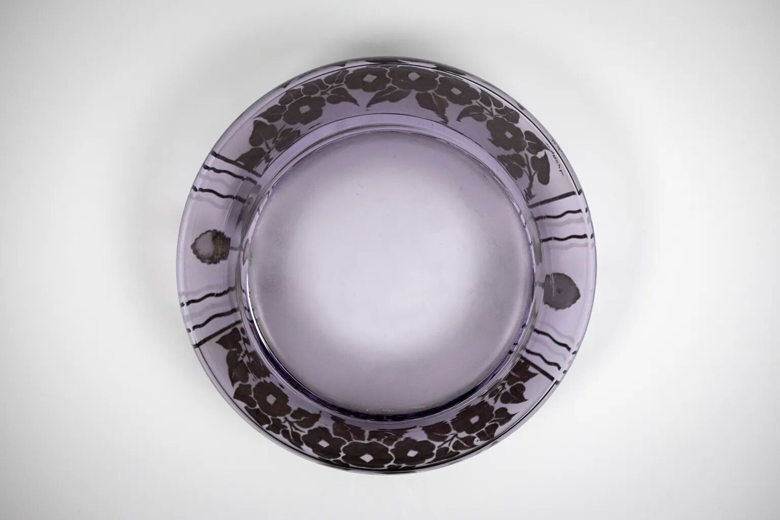 Art Deco vase in mauve glass D'Argyl with a pewter mount.