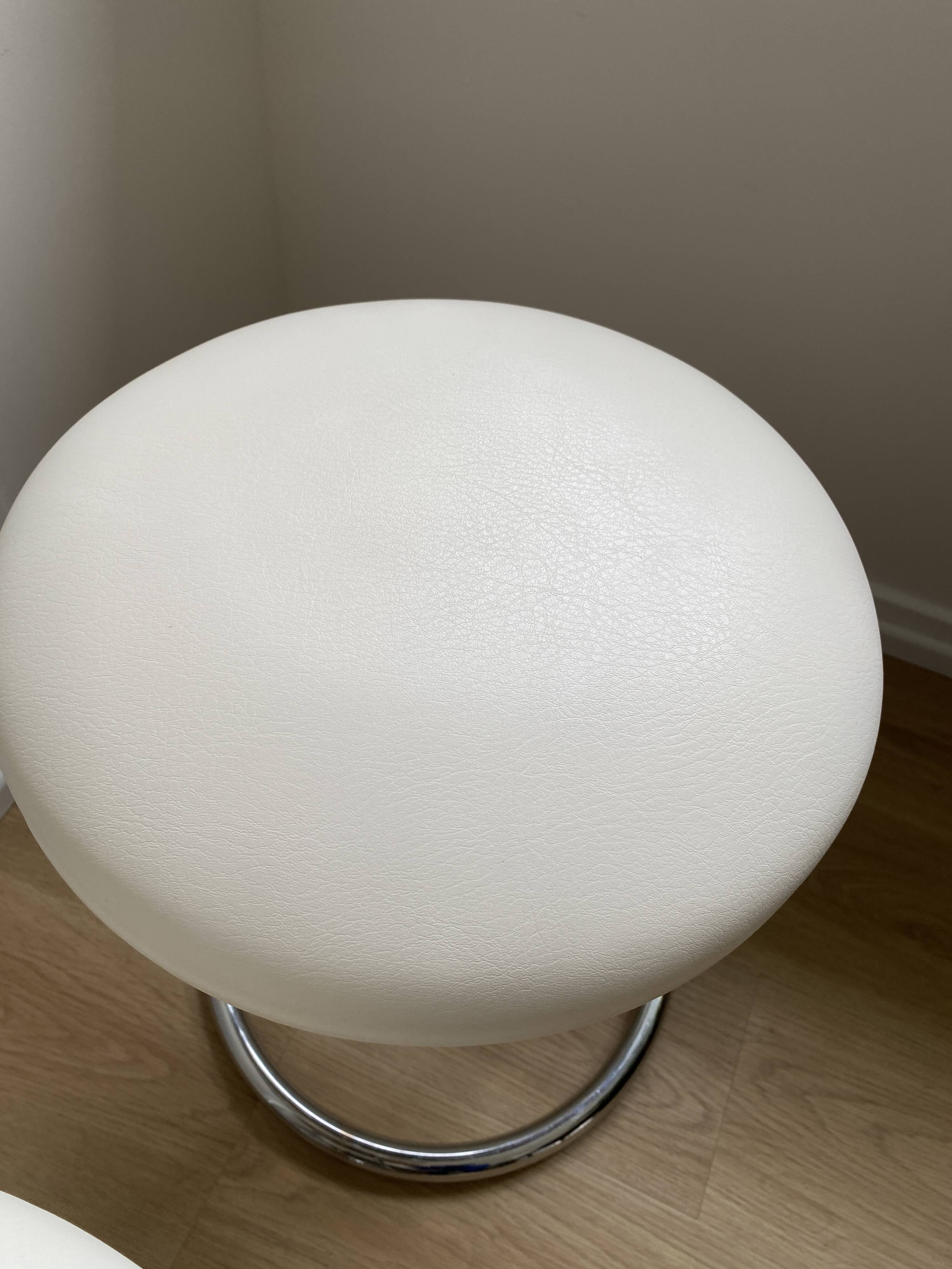 Pair of vintage Z low stools with chrome metal base and white skai seat. H: 49 cm 80s