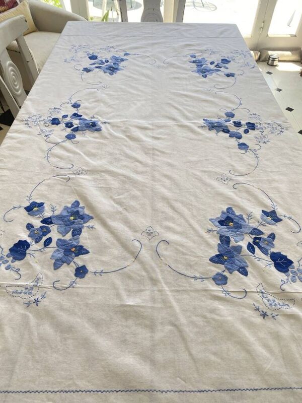 Grande nappe ancienne brodée main - 12 couverts - 170x210 cm - coton