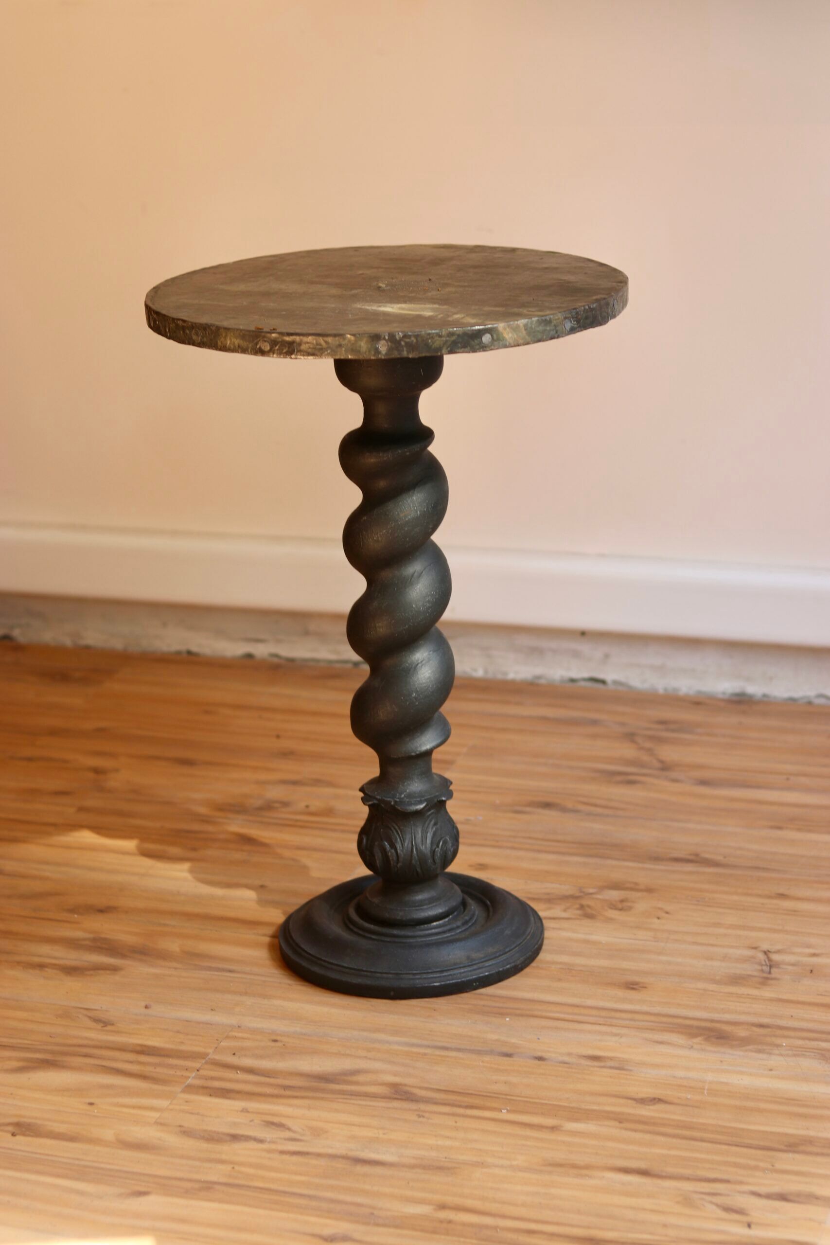 Table d’appoint avec pied torsadé et plateau recouvert d’une feuille de plomb