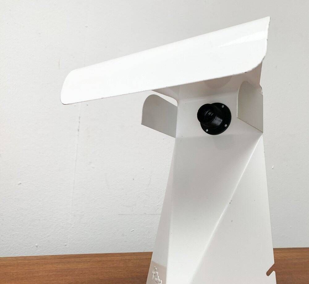 Lampe de table tole minimaliste italienne de l'âge spatial du milieu du siècle par G. Grego, années 1960.