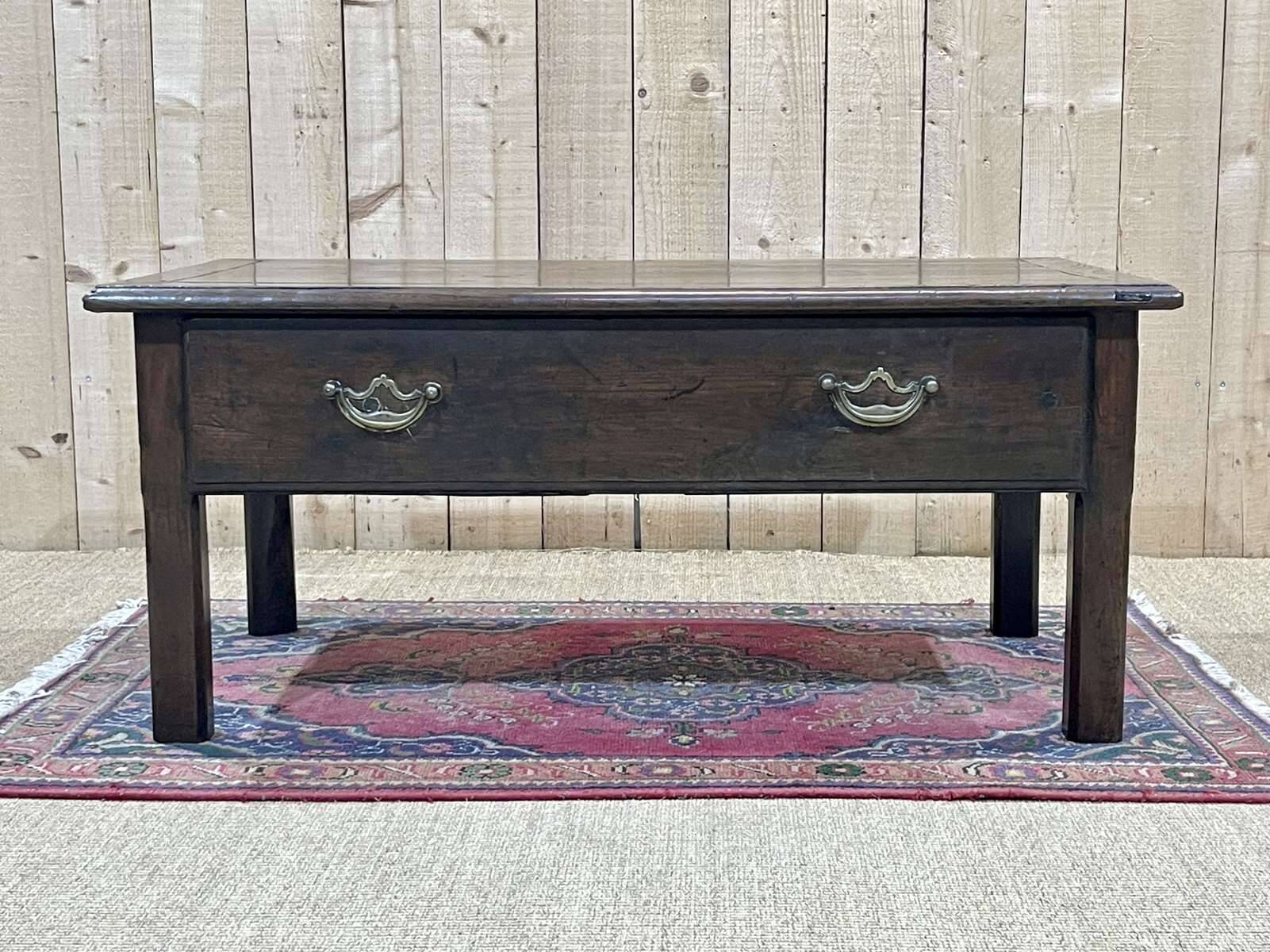 Table basse en chêne du 19ème avec un grand tiroir