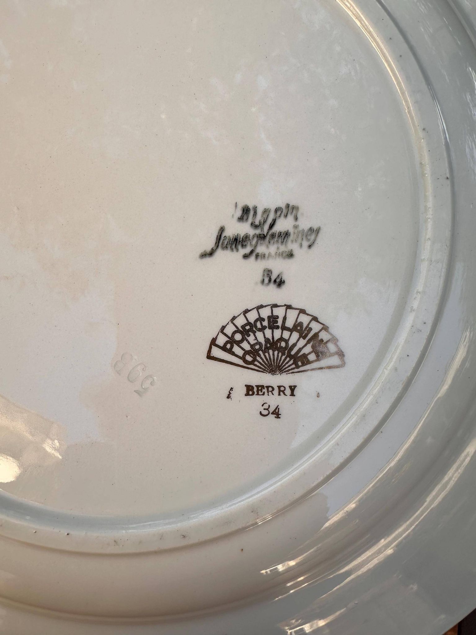 Round earthenware plate Digoin Sarreguemines Berry green with golden frieze.