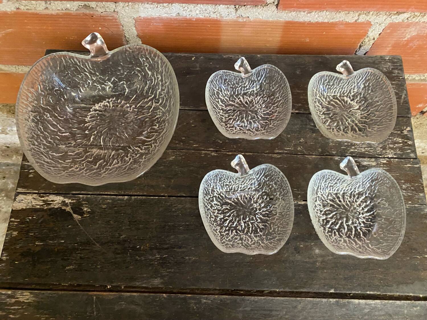 Salad bowl + 4 vintage moulded glass bowls in apple shape #D457