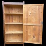 Armoire en sapin rustique
