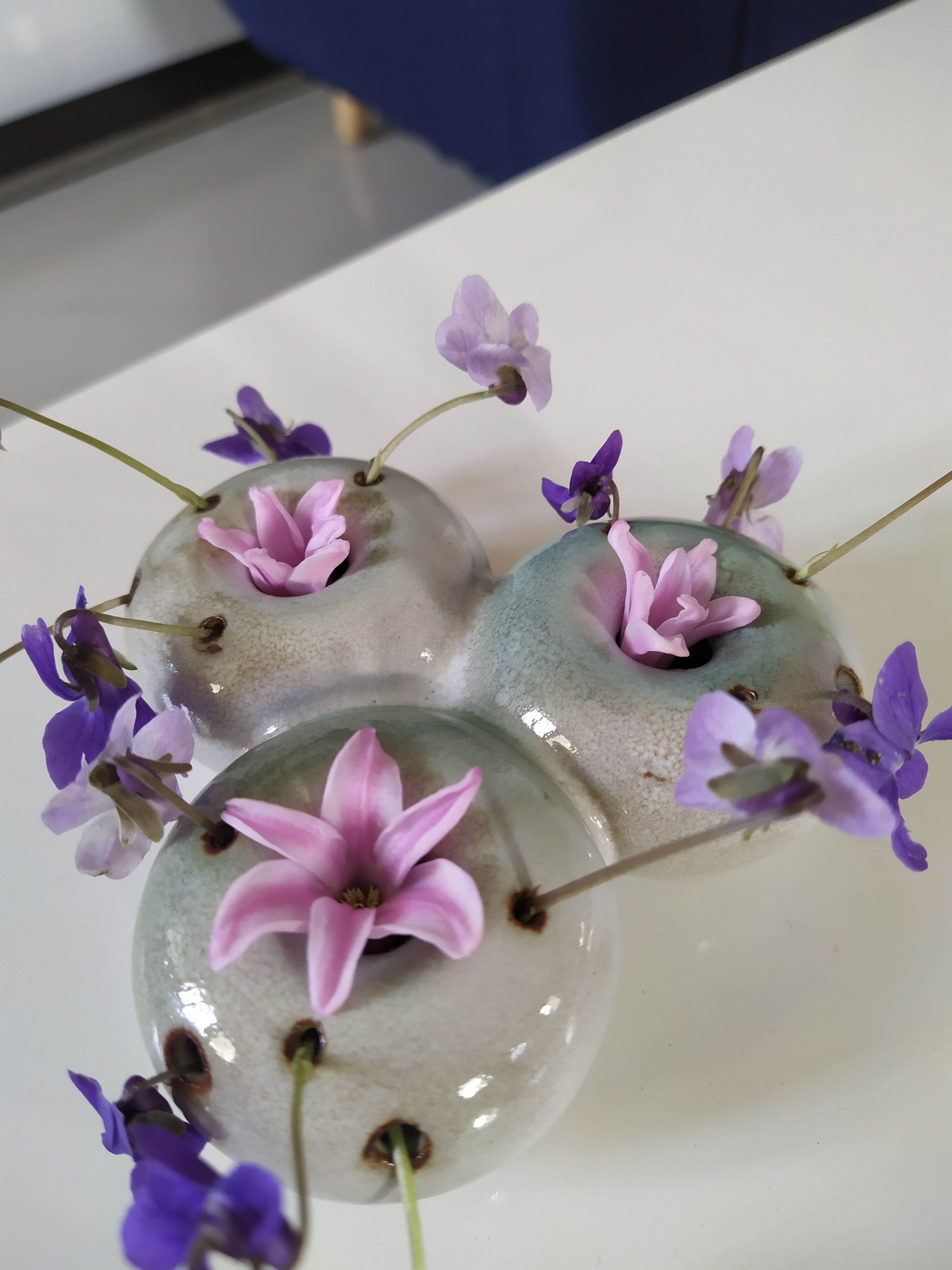 Vase pique flower signed