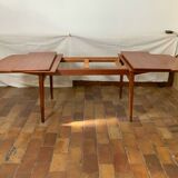 Extendable dining table