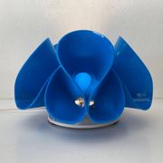 Lampe de table en plexiglas bleu Flower Design, années 1970, Italie
