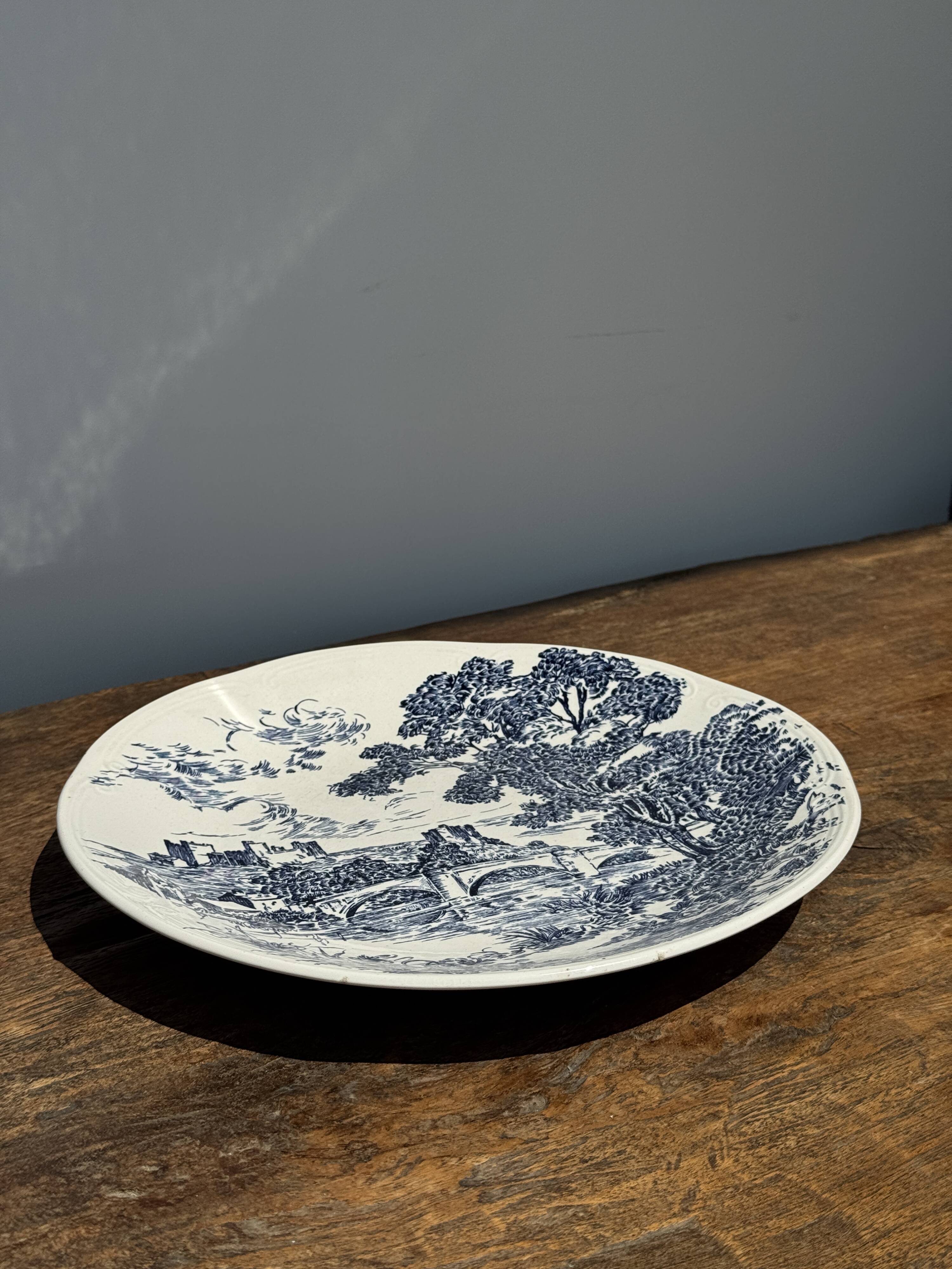 Set of 2 earthenware plates with blue decoration of a bridge and castle