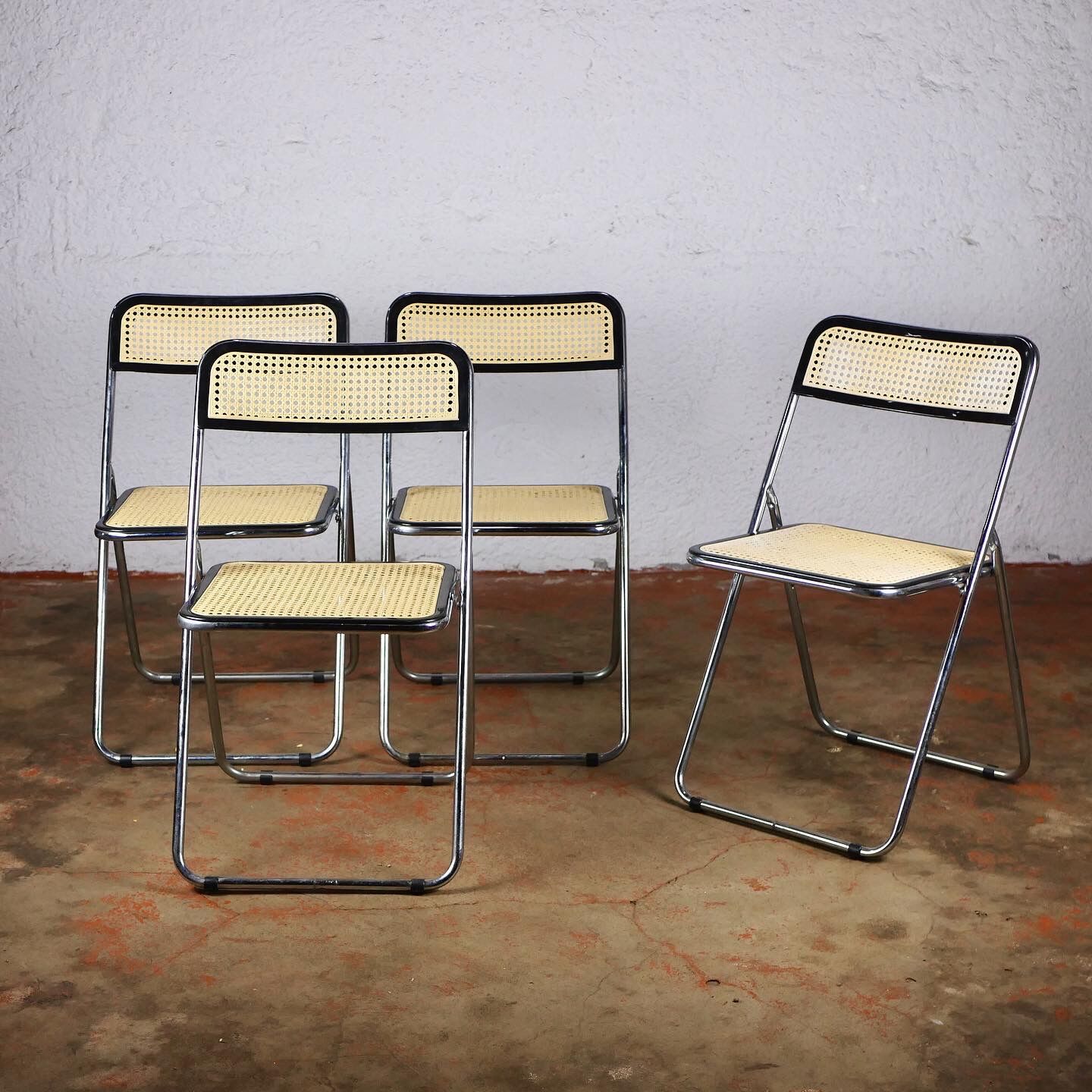 Series of 4 folding chairs in canning