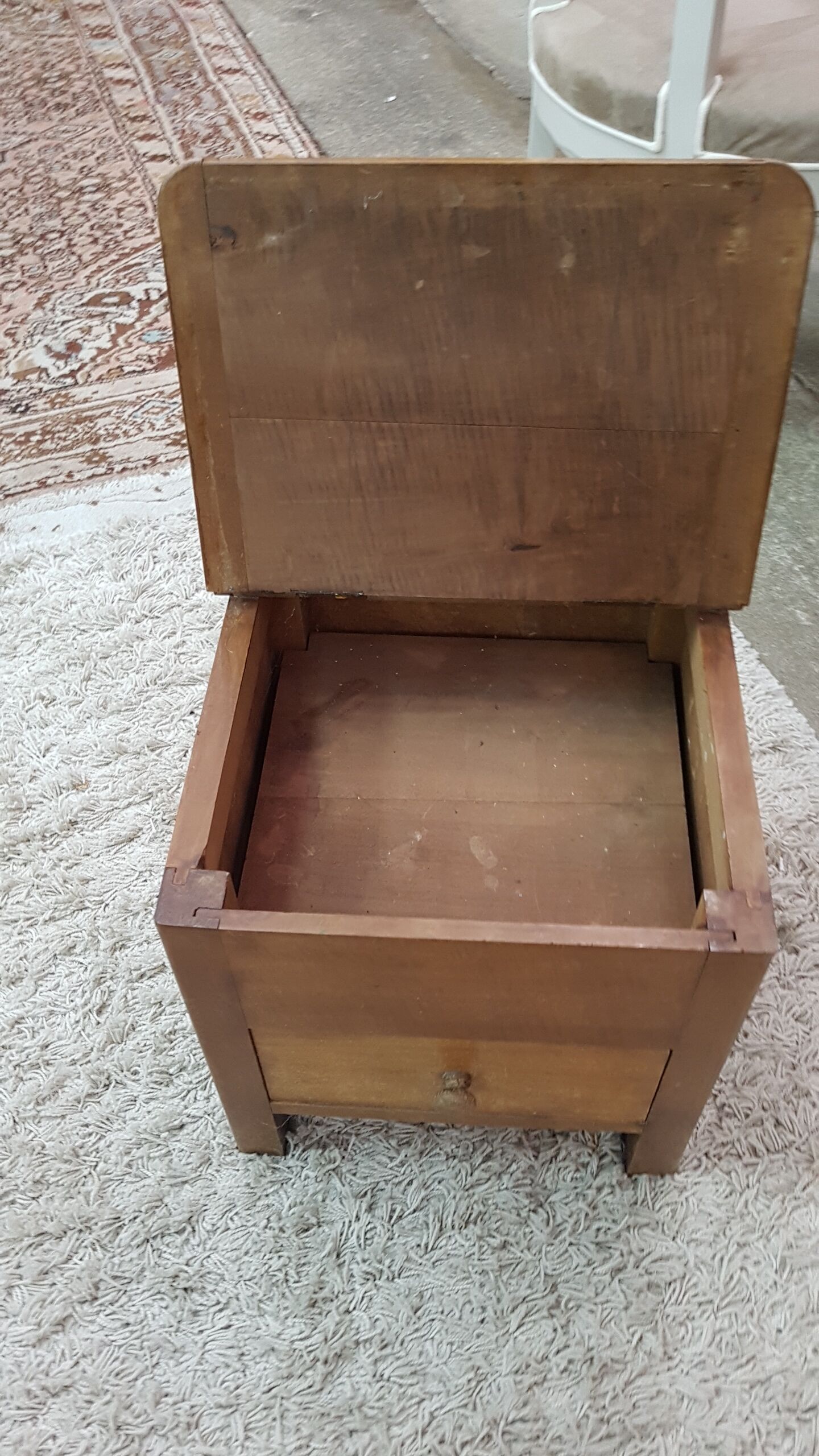 Child's downbating trunk chair