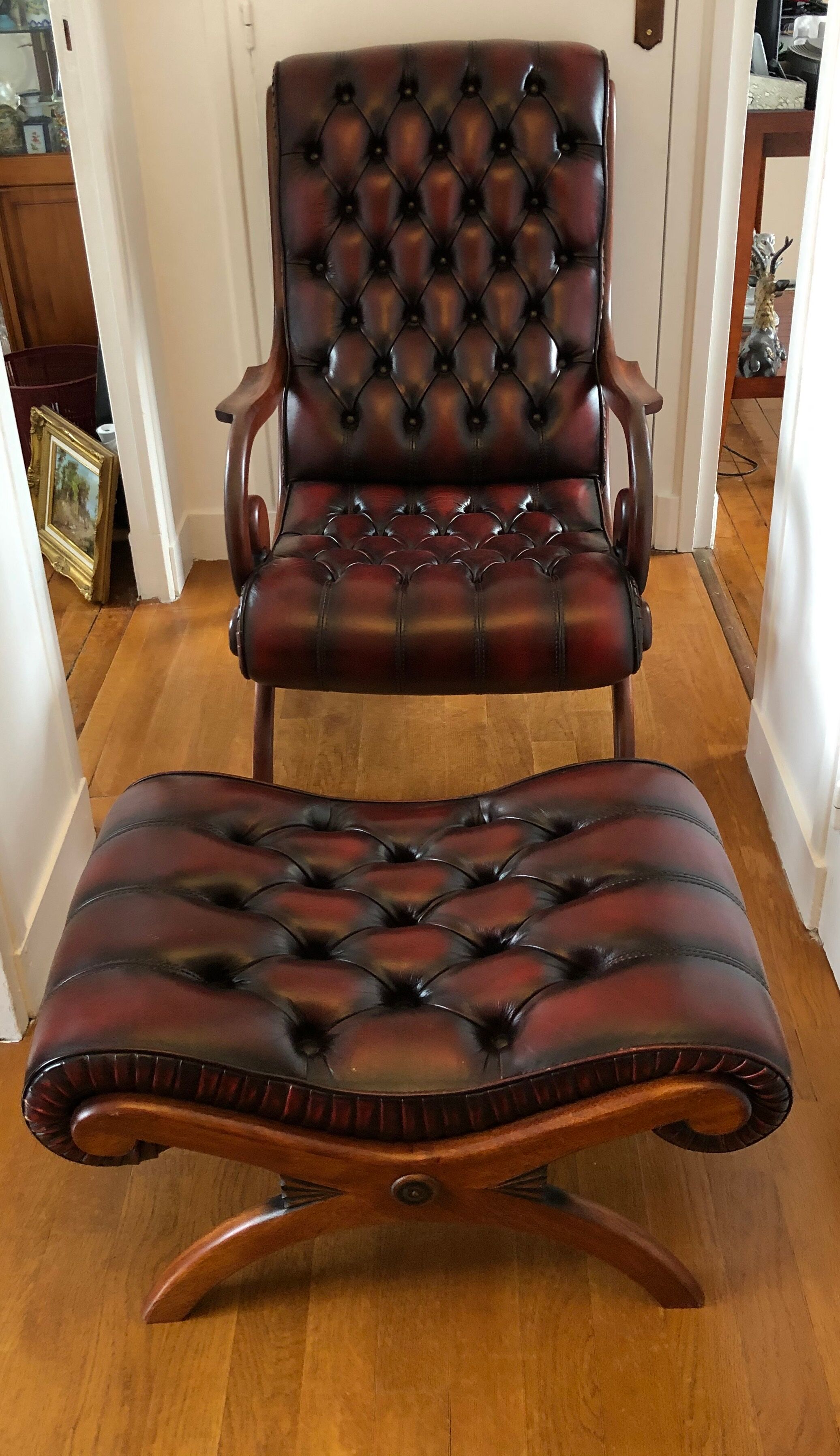 Fauteuil chesterfield et son repose pieds