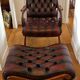 Fauteuil chesterfield et son repose pieds