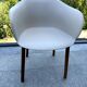 Chaise scandinave “style Elefy”, coque blanche & pieds bois – comme neuve