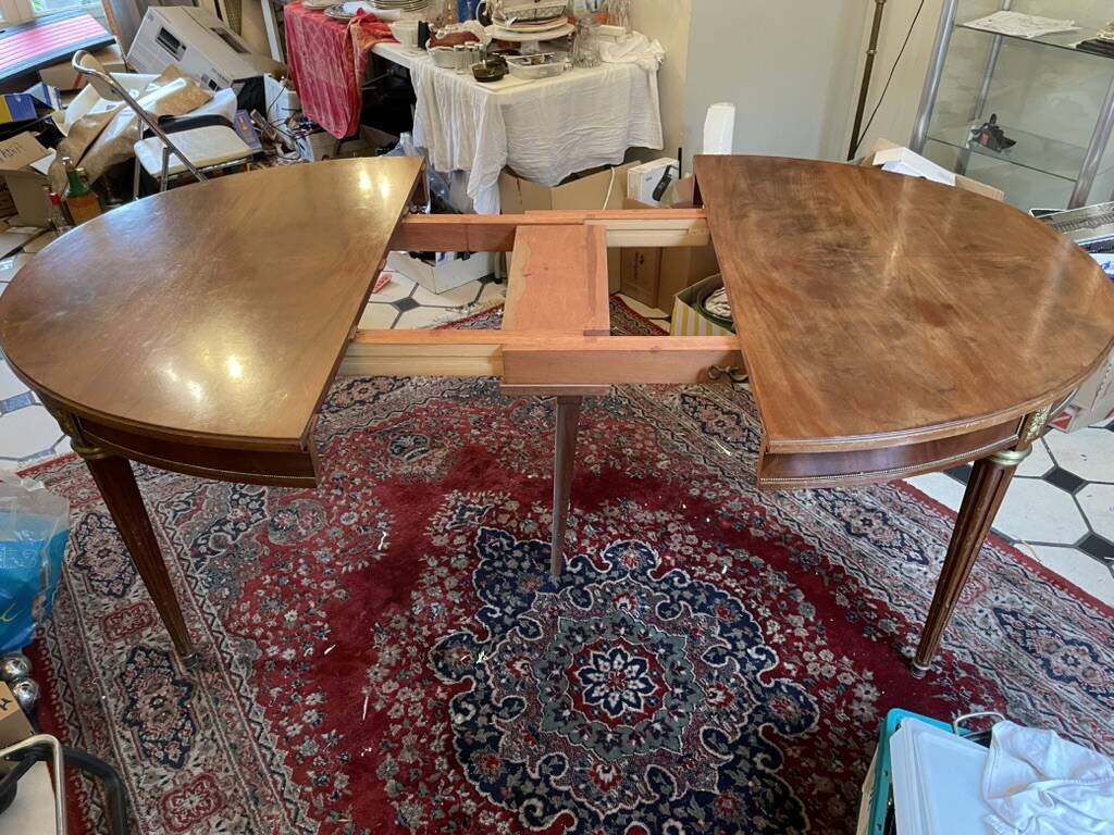 Oval dining table in Louis XVI style