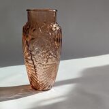 Vase en verre rose