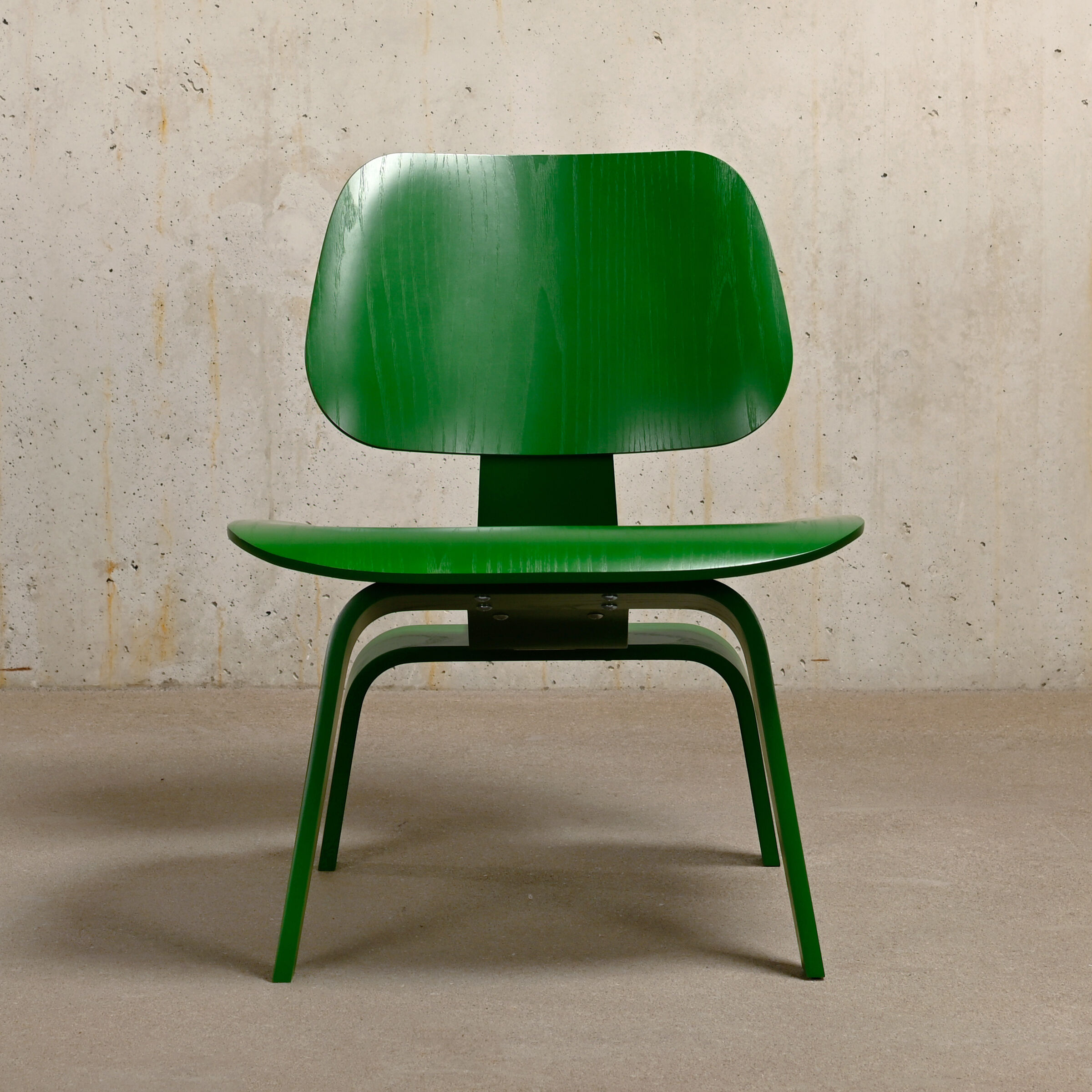 Chauffeuse Charles & Ray Eames LCW HAY collection pour Herman Miller