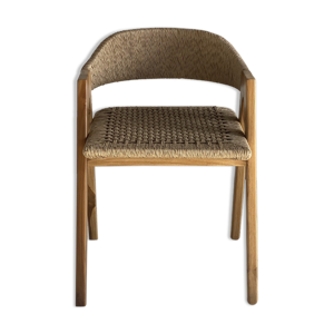 Chaise à dossier enveloppant