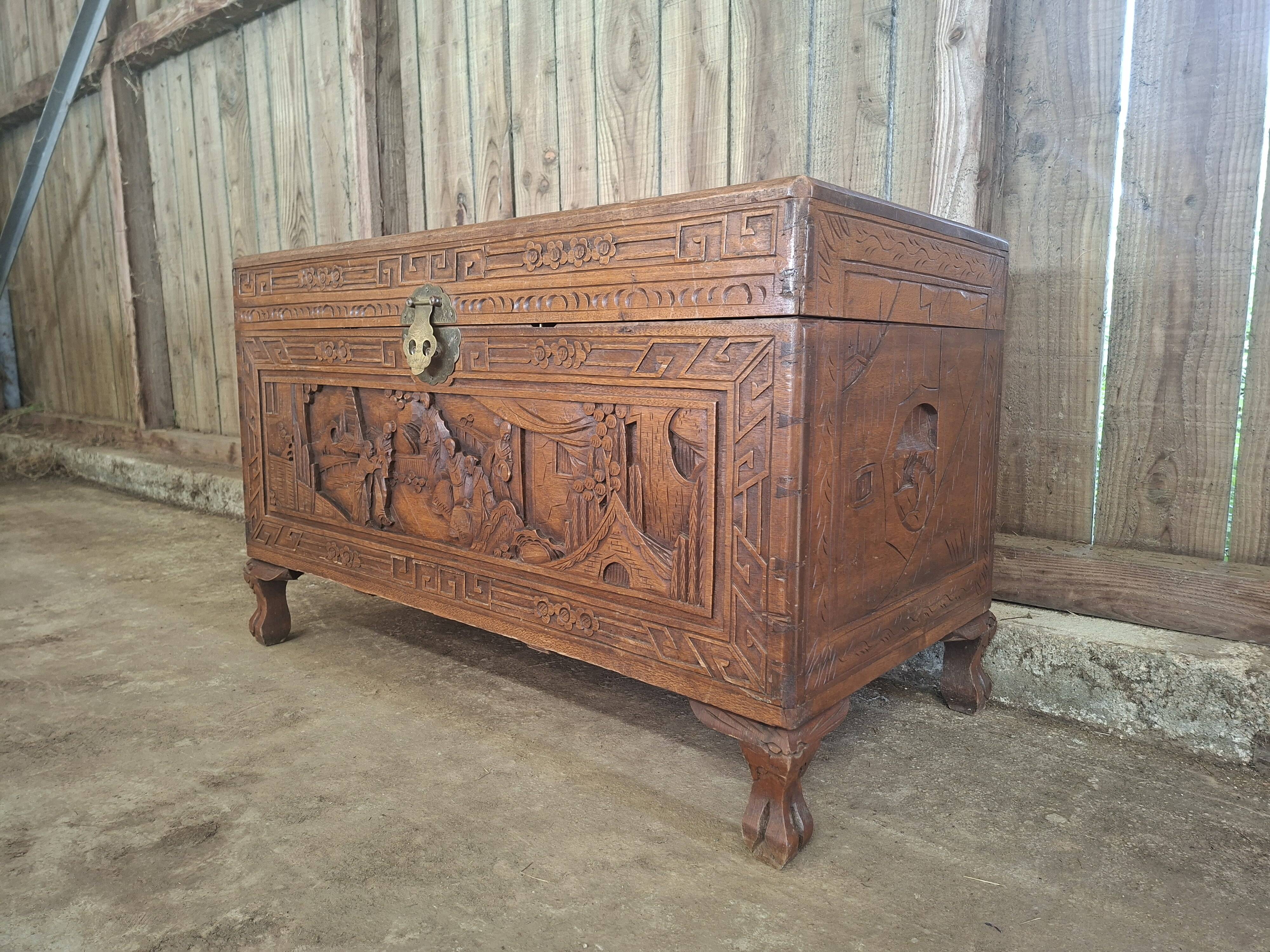 Asian chest from the 20th century made of camphor wood (omb)