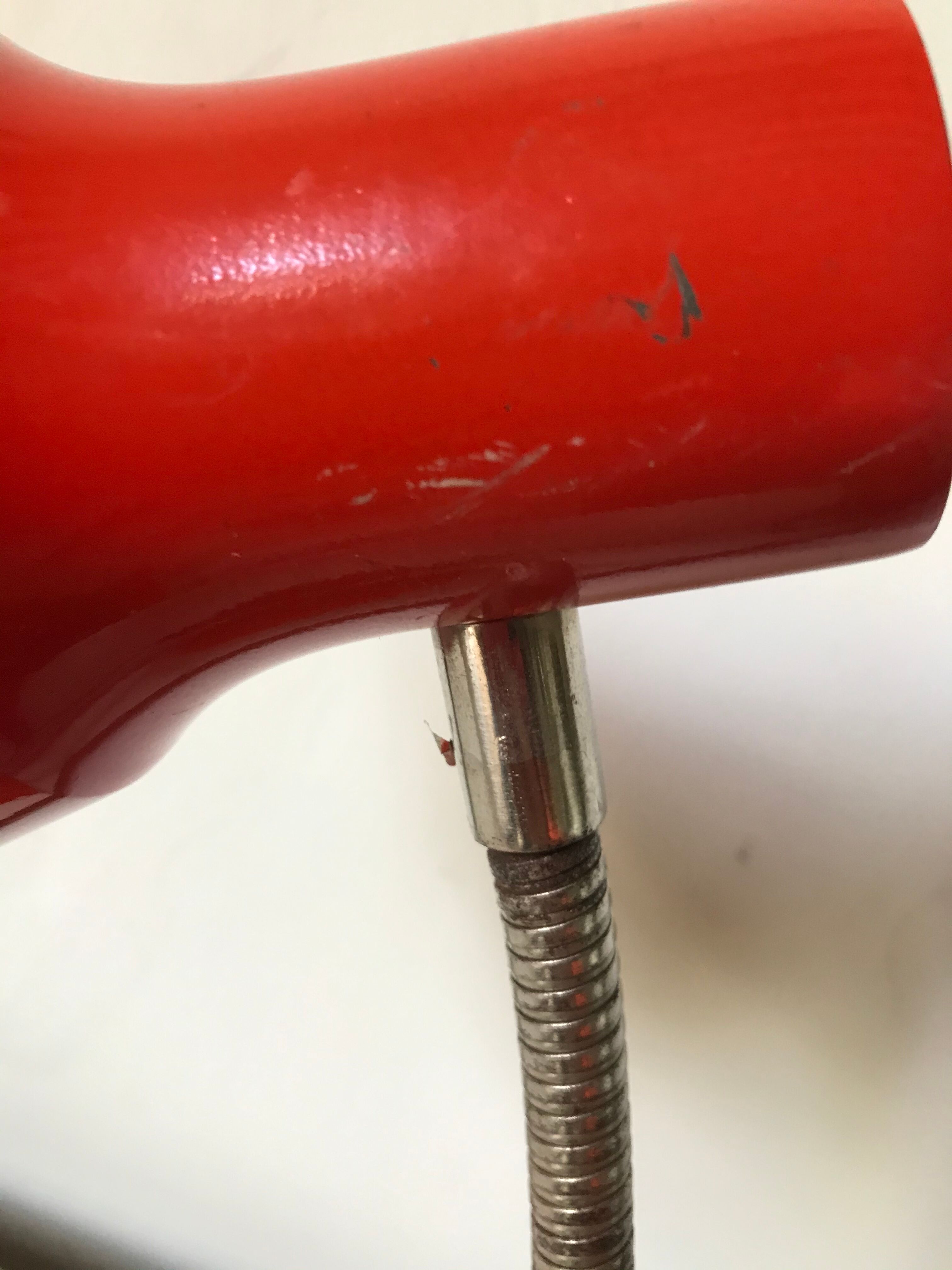Lampe de bureau articulée rouge