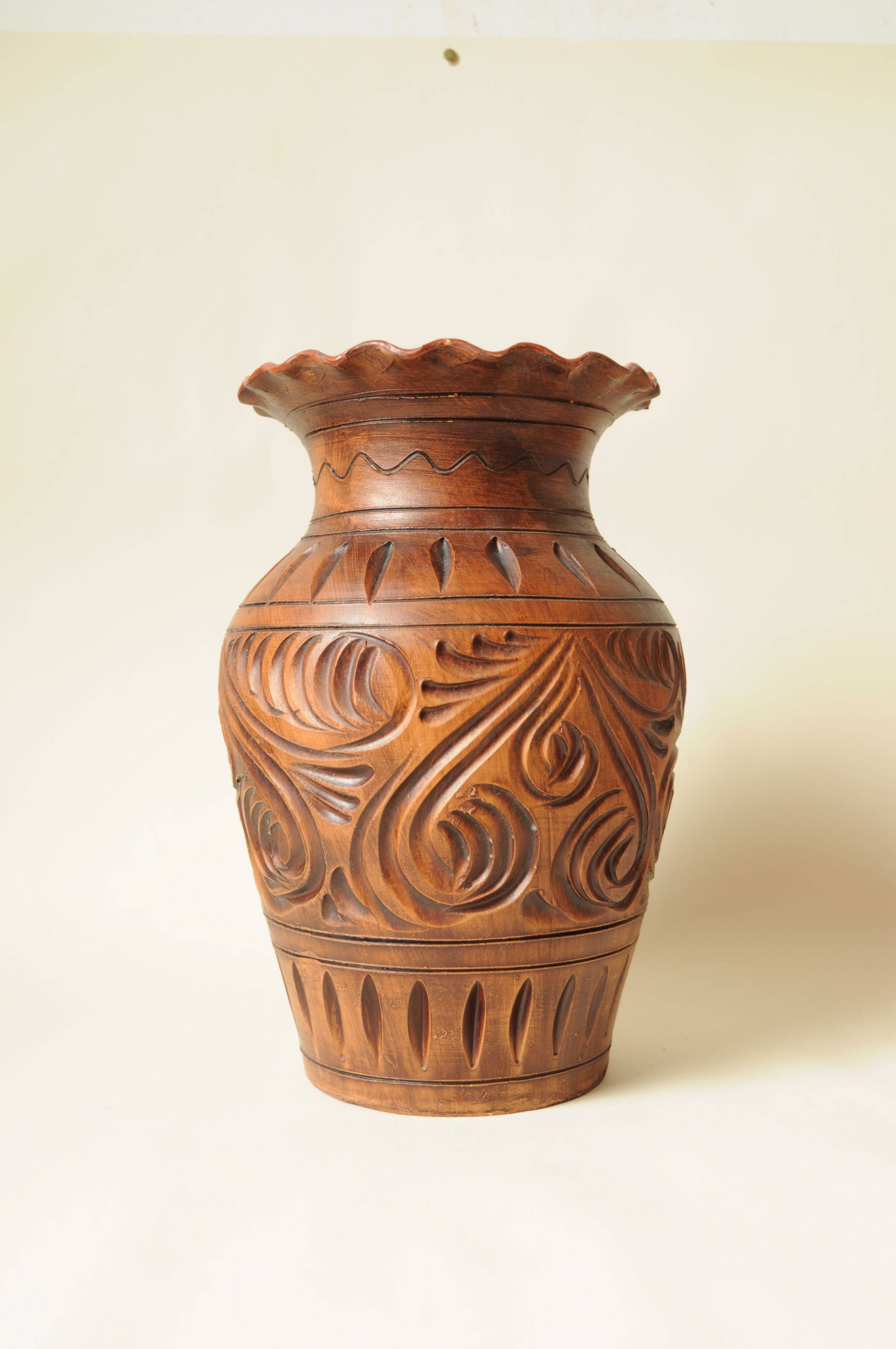 Wood effect sculpted ceramic vase